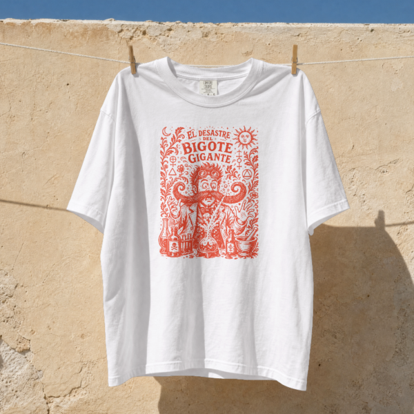 Untitled Project - Mockup 1 Camiseta "El Desastre del Bigote Gigante" - Rojo