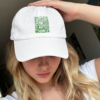 Gorra blanca tipo dad cap con ilustración de monje alquimista y pociones en tinta verde - El Monje Alquimista