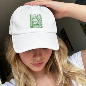 Gorra blanca tipo dad cap con ilustración de monje alquimista y pociones en tinta verde - El Monje Alquimista