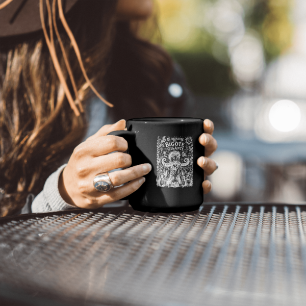 Taza negra con ilustración de científico y bigote gigante en tinta blanca - El Desastre del Bigote Gigante