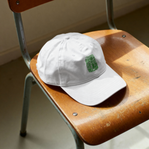 Gorra blanca tipo dad cap con diseño de alquimista esqueleto en tinta verde - Knowledge is Power