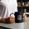 Taza negra con ilustración de monje alquimista y pociones en tinta blanca - El Monje Alquimista