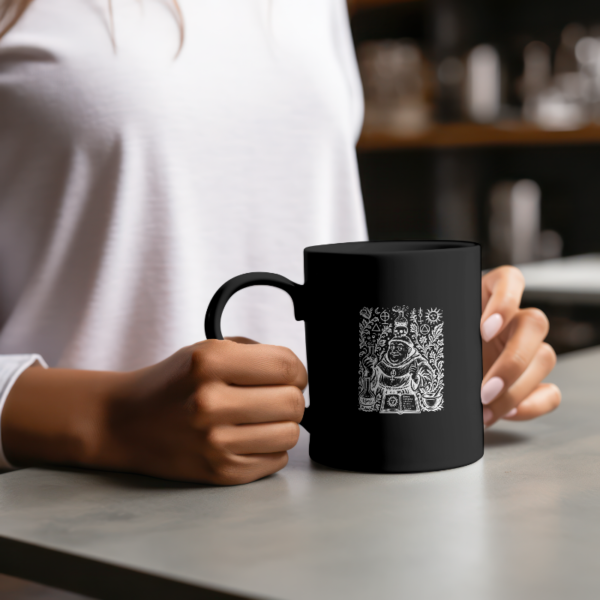Taza negra con ilustración de monje alquimista y pociones en tinta blanca - El Monje Alquimista