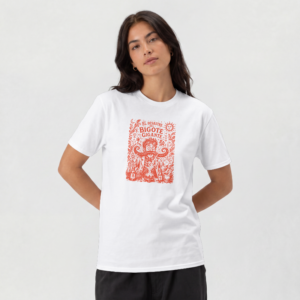 Camiseta blanca con ilustración de científico y bigote gigante en tinta roja - El Desastre del Bigote Gigante