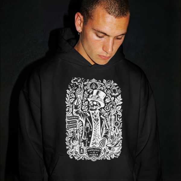 Sudadera negra con capucha y diseño de alquimista esqueleto en tinta blanca - Knowledge is Power