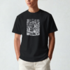 Camiseta negra con ilustración de monje alquimista y pociones en tinta blanca - El Monje Alquimista