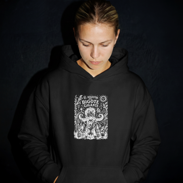 Sudadera negra con capucha e ilustración de científico y bigote gigante en tinta blanca - El Desastre del Bigote Gigante