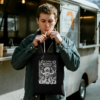 Tote bag negro con ilustración de científico y bigote gigante en tinta blanca - El Desastre del Bigote Gigante