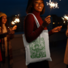 Untitled Project - Mockup (8) Tote bag natural con ilustración de científico y bigote gigante en tinta verde - El Desastre del Bigote Gigante