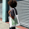 Tote bag natural con ilustración de monje alquimista y pociones en tinta verde - El Monje Alquimista