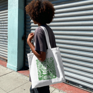 Untitled Project - Mockup (8) Tote bag natural con ilustración de monje alquimista y pociones en tinta verde - El Monje Alquimista